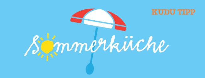Grafik eines rot-weißen Sonnenschirms mit einem Löffel als Stil, dazu der Slogan Sommerküche